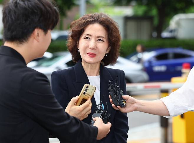 이진숙 부총리 겸 교육부 장관 후보자가 지난 6월30일 서울 여의도 한국교육시설안전원에 마련된 인사청문회 준비 사무실로 출근하며 취재진 질문을 듣고 있다. 연합뉴스