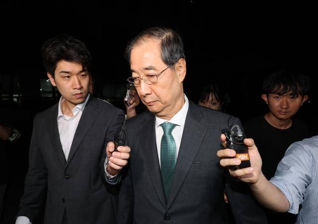 한덕수 전 국무총리가 2일 서울 서초구 서울고검에서 내란특검 조사를 받은 뒤 청사를 떠나고 있다. 연합뉴스