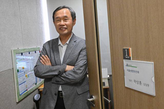 책 '목소리 너머 사람' 저자 하상훈 '생명의전화' 원장이 4일 서울 성북구 '생명의전화' 상담실에서 카메라를 응시하며 미소 짓고 있다. 박시몬 기자