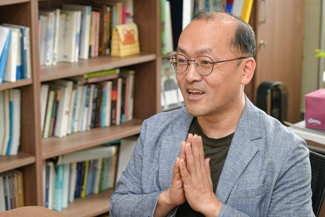 지난 7일 서울 서대문구 연세대 연구실에서 한국의 극우에 대해 설명하고 있는 최영준 교수. 21%라는 수치에 놀랄 것이 아니라 정치적 해법을 모색하는 게 더 중요하다고 강조했다. 남동균 인턴기자
