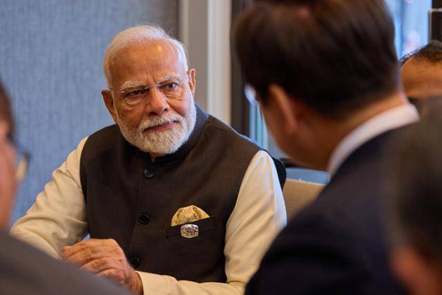 나렌드라 모디(왼쪽) 인도 총리가 지난달 17일 캐나다 앨버타주 캐내내스키스 주요 7개국(G7) 정상회의장에서 이재명 대통령과 정상회담을 하고 있다. 캐내내스키스=뉴스1