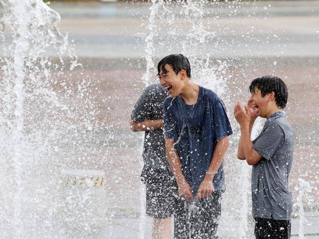 무더위가 이어진 2일 경기 고양시 일산호수공원 분수대에서 학생들이 물놀이를 하며 더위를 식히고 있다. 뉴스1