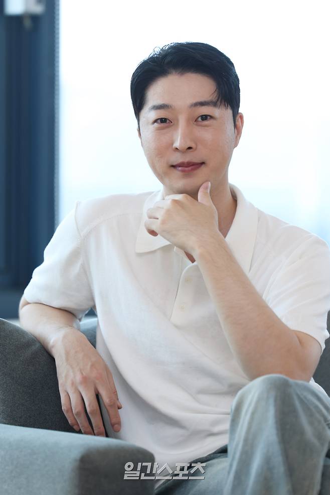 트롯가수 나현민이 8일 오후 서울 중구 순화동 KG타워에서 진행된 일간스포츠와의 인터뷰에 앞서 포즈를 취하고 있다.서병수 기자 qudtn@edaily.co.kr /2025.07.08/
