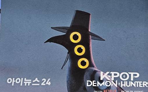 뉴욕 갤럭시 익스피리언스 스페이스에 전시된 넷플릭스 화제작 '케이팝 데몬 헌터스'의 까치 '서씨' 이미지. 세 개의 눈을 가진 까치 서씨는 '갤럭시 카메라'를 연상시켜 온라인 상에서 '갤럭시 까치'로 화제를 모은 바 있다. 삼성전자도 지난 9일 공식 유튜브 채널에 서씨 영상을 게재했다.[사진=박지은 기자]