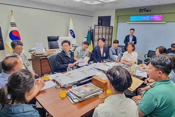 이상일 용인특례시장이 지난 10일 시장실에서 구성 적환장과 관련 구성·동백 주민대책위원회 주민 대표들과 만나 사실관계와 수정 내용을 설명하고 있다. [사진=용인특례시]