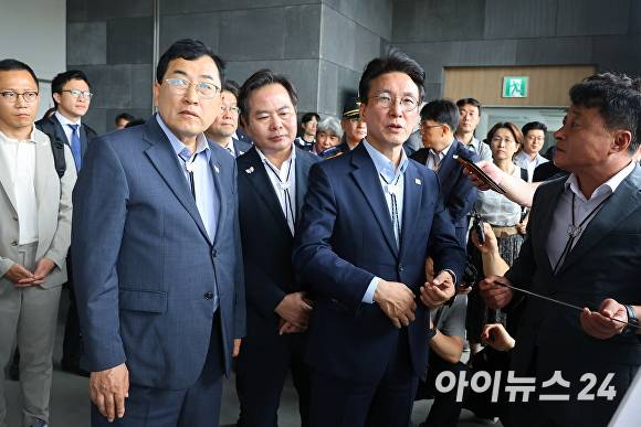 11일 오전 2025 APEC 정상회의 준비 현장을 점검한 뒤, 김민석 국무총리와 주낙영 경주시장이 관계자들과 함께 브리핑을 받고 있다. [사진=경주시청]