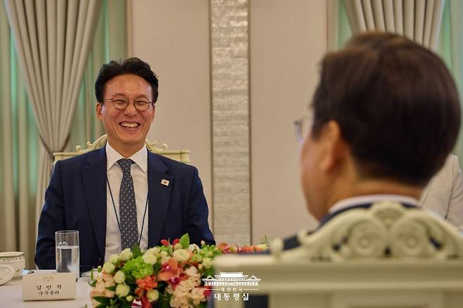 이재명 대통령이 지난 4일 서울 용산 대통령실 청사에서 김민석 국무총리(왼쪽)와 환담을 나누는 모습. (대통령실)