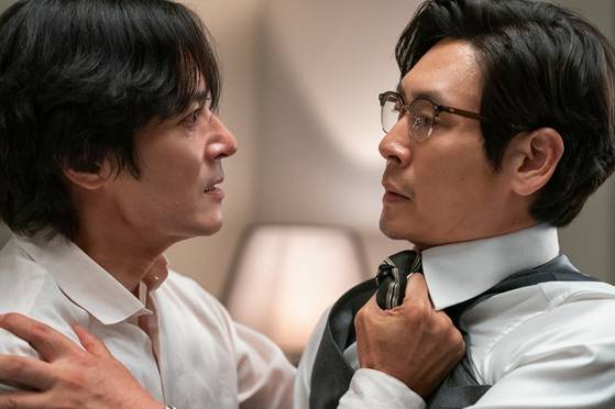 영화 '보통의 가족'의 한 장면. 범죄를 저지른 자식들의 자수 문제를 놓고 이견이 생긴 재완(설경구), 재규(장동건) 형제가 다툼을 벌이고 있다. 사진 하이브미디어코프