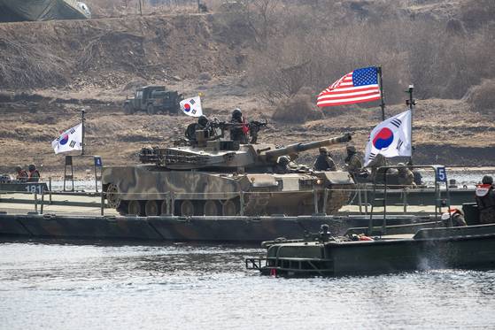 지난달 20일 경기도 연천군 임진강 일대 석은소 훈련장에서 열린 '한미연합 제병협동 도하훈련'에서 연합부교를 통해 K1E1전차가 도하를 실시하는 모습. 뉴스1