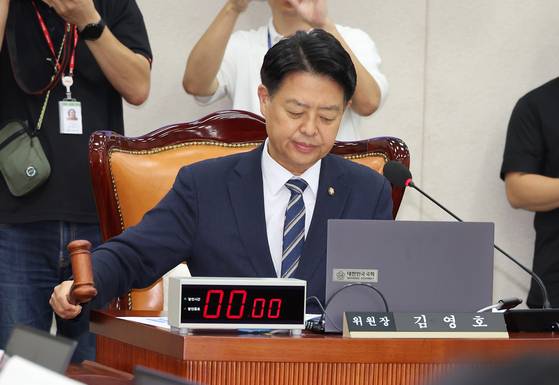 지난 8일 국회에서 열린 이진숙 사회부총리 겸 교육부 장관 인사청문요청안 등을 심의하는 교육위원회 전체회의에서 더불어민주당 소속 김영호 위원장이 의사봉을 두드리고 있다. 연합뉴스