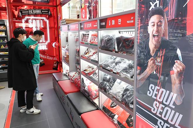 프로축구 FC서울을 테마로 한 편의점 GS25에 린가드 사진이 붙어 있다. [연합뉴스]