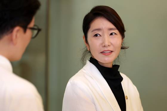 강선우 여성가족부 장관 후보자가 6월 26일 오후 서울 종로구 이마빌딩에 마련된 인사청문회 준비 사무실에 출근하며 취재진 질문에 답변하고 있다. 뉴시스