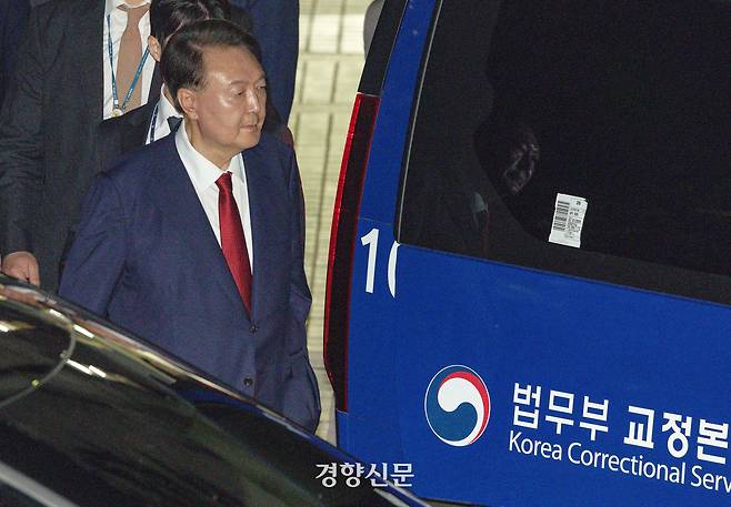 윤석열 전 대통령이 지난 9일 서울 서초구 서울중앙지방법원에서 열린 2차 구속 전 피의자 심문(영장실질심사)을 마친 뒤 서울구치소로 향하고 있다. 문재원 기자