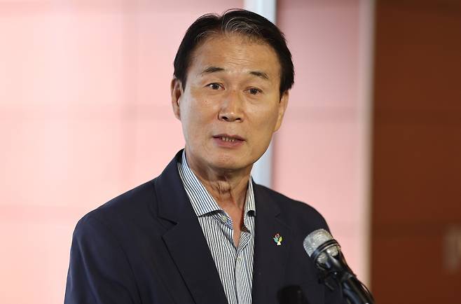 권오을 국가보훈부 장관 후보자가 지난달 25일 청문회 준비 사무실이 마련된 서울스퀘어로 출근하며 지명 소감을 밝히고 있다.  연합뉴스