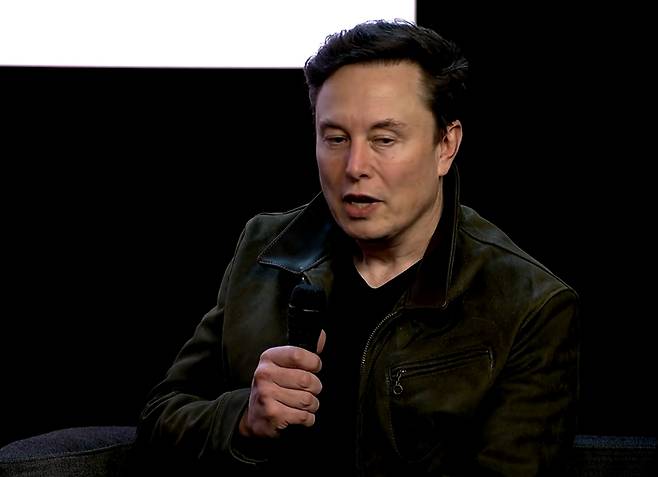 일론 머스크가 엑스(옛 트위터) 라이브를통해 생성형 AI ‘그록’의 신제품 ‘그록4’를 공개하고 있다.  엑스 캡처