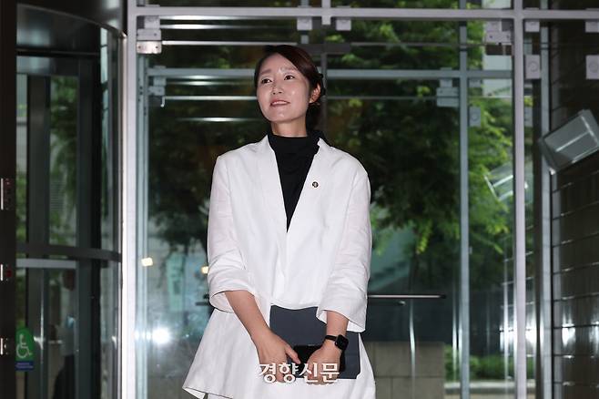 강선우 여성가족부 장관 후보자가 지난달 26일 서울 종로구 인사청문 준비 집무실로 출근하고 있다. 정효진 기자