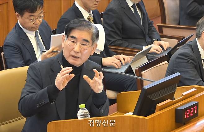 김용현 전 국방부 장관이 지난 1월23일 서울 종로구 헌법재판소에서 열린 윤석열 대통령 탄핵심판 4차변론에 증인으로 출석해 발언하고 있다.  헌법재판소 제공