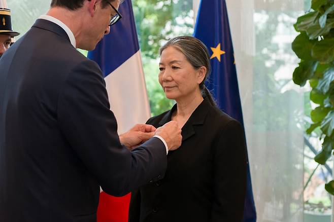 Kim Soo-ja (right) receives the Order of Arts and Letters (Officier) from French Ambassador to Korea Philippe Bertoux at the residence of the French ambassador to Korea in Seoul, Wednesday. (Studio Kimsooja)