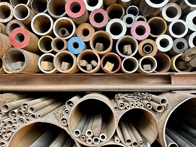 Iron bars at a steel manufactuer in Mullae-dong [LEE JIAN]