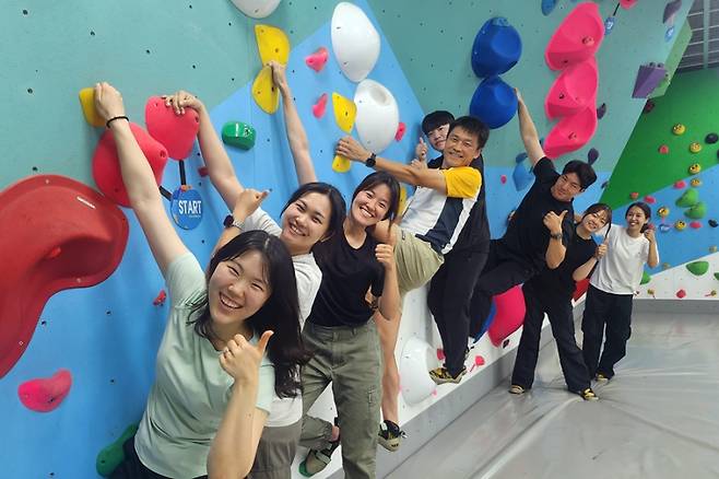 취임 100일을 맞아 직원들과 실내암벽을 체험하는 박석희 국립춘천숲체원장(가운데). 국립춘천숲체원