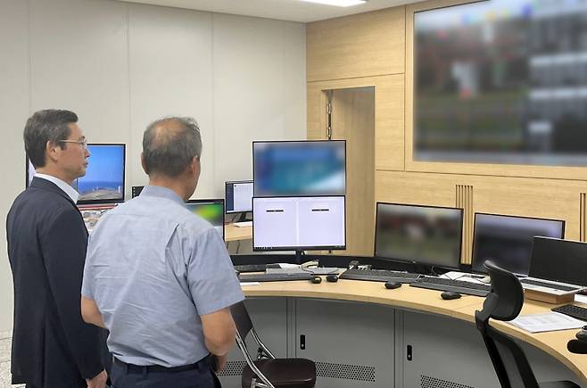 지난 10일 김태균 한국전력기술 사장(왼쪽)이 제주한림해상풍력 준공 후 시설 점검을 수행하고 있다. 한국전력기술 제공&nbsp;