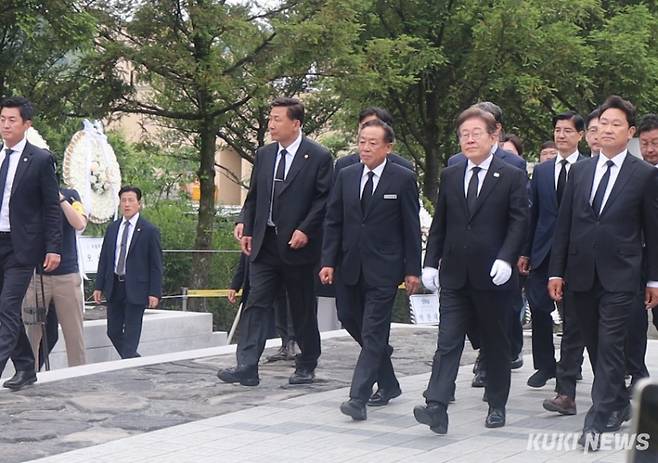 이재명 더불어민주당 대선후보가 23일 오전 경남 봉하마을 노무현 전 대통령 묘역 참배에 참석하고 있다. 양다경 기자