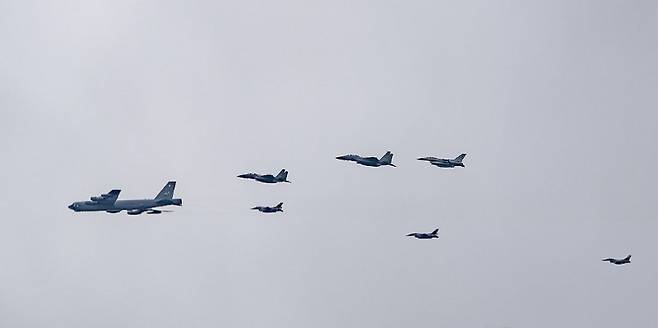 지난 2일 제주 동남방의 한일 간 방공식별구역(ADIZ) 중첩구역일대에서 한미일 공중훈련이 진행되고 있다. 국방부 제공