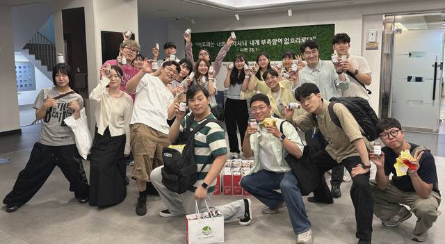 서울 은평구 양광교회 청년들이 지난 4일 저녁 연신내역 인근에서 진행한 ‘헛개차 전도’를 시작하기 전 교회에서 기념촬영을 하고 있다. 양광교회 제공