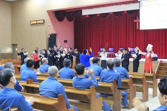 충남 공주교도소에서 지난 5월 열린 예배에서 재소자들이 찬양에 맞춰 박수를 치고 있다. 김 사관 제공