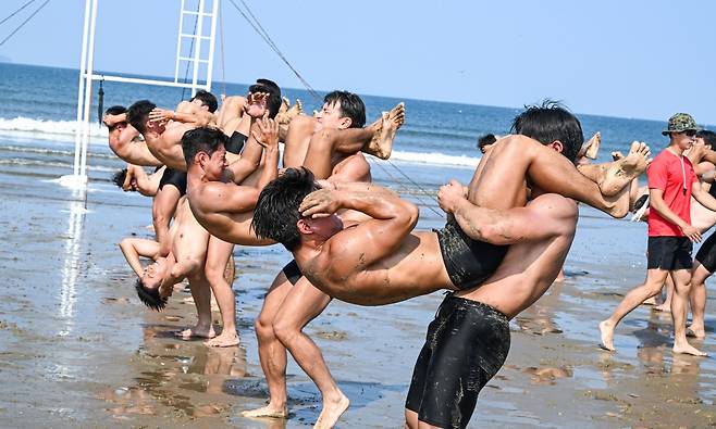 육군 특수전사령부 예하 귀성부대가 지난 7일부터 11일까지 충남 태안 안면도 일대에서 해상침투훈련을 실시했다고 11일 밝혔다. 귀성부대 특전대원들이 해상침투훈련에 앞서 체력단련을 하고 있다. 육군 제공
