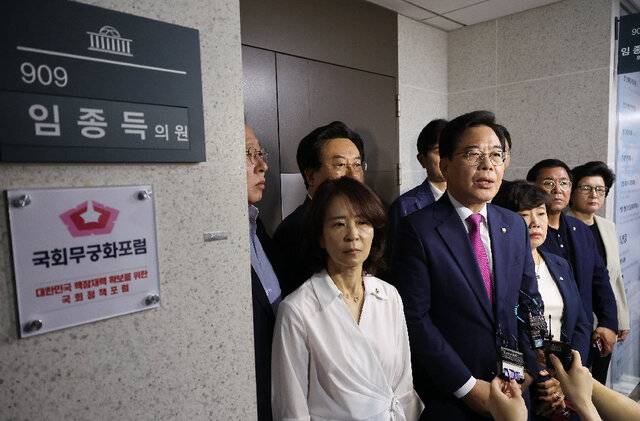 송언석 비상대책위원장(앞줄 왼쪽 두번째)을 비롯한 국민의힘 의원들이 11일 서울 여의도 국회 의원회관의 임종득 의원실 앞에서 채해병 특검팀의 압수수색에 반발하며 입장을 밝히고 있다. 연합뉴스