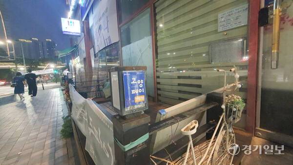 고양특례시 일산동구 식사동의 한 가게 입구에 고양페이 가맹점임을 알리는 스티커가 부착돼 있다. 신진욱기자