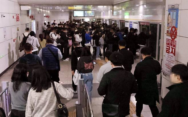 서울시 강서구 김포도시철도(김포골드라인) 김포공항역 상행선 승강장이 전동차를 기다리는 승객들로 가득 차 있다. 연합뉴스