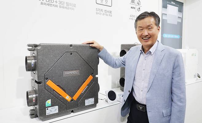 김정환 힘펠 대표가 힘펠의 대표 전열환기 시스템 '휴벤' 앞에서 포즈를 취했다. 전열환기 시스템은 냉난방열을 회수해 탄소 감축에도 도움을 주는 제품이다. 이충우기자