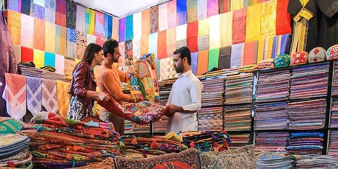 두바이의 직물 시장은 인도계 상인들이 수백년간 장악해온 전통적인 상권이다. / 사진=두바이관광청
