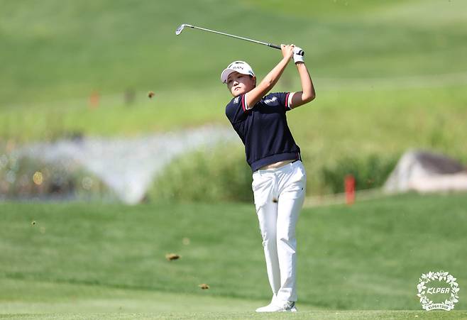 조혜림이 11일 열린 하이원리조트 여자오픈 2라운드 5번홀에서 힘차게 아이언샷을 하고 있다. KLPGA