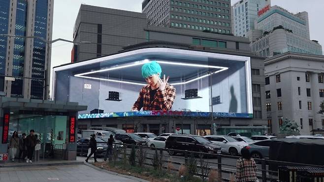 지드래곤 협업 영상으로 매시각을 알리는 신세계백화점. [사진 = 신세계백화점]