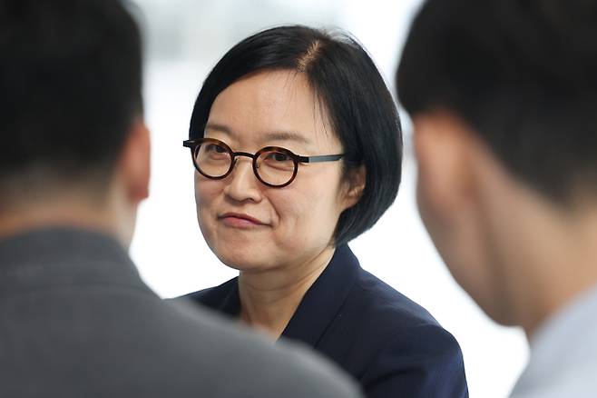 한성숙 중소벤처기업부 장관 후보자가 지난 6월 26일 서울 영등포구 중소기업기술정보진흥원 수도권평가실에 마련된 인사청문회 준비 사무실로 출근하며 취재진 질문에 답하고 있다. [사진 = 연합뉴스]
