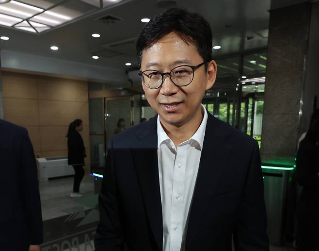 배경훈 과학기술정보통신부 장관 후보자가 지난 6월 24일 서울 종로구 광화문우체국에 마련된 인사청문회 준비 사무실로 출근하고 있다. [사진 = 연합뉴스]