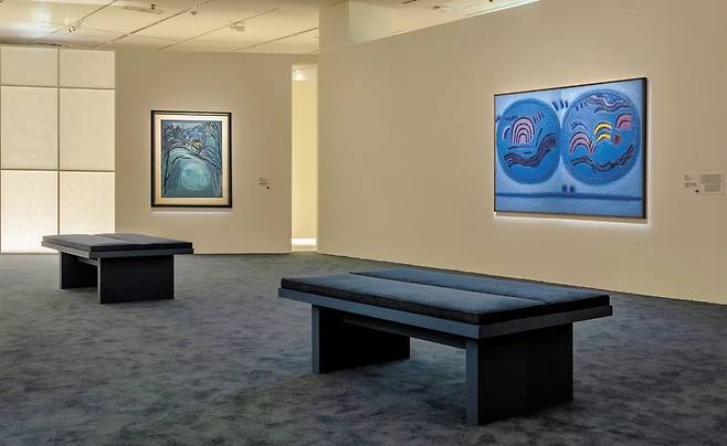 절제된 점과 선, 색면으로 한국 추상미술을 선도한 김환기 작가의 방.  국립현대미술관