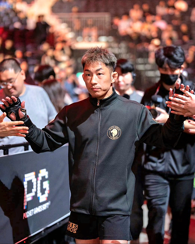 ‘무사’ 다케나카 다이치가 2025년 5월 인천광역시 영종국제도시 인스파이어 아레나 8천여 관중 앞에서 블랙컴뱃 14 종합격투기 밴텀급 5분×3라운드 경기를 치르기 위해 입장하고 있다. 사진=이데아 파라곤