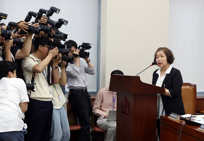 [서울=뉴시스] 고승민 기자 = 손효숙 리박스쿨 대표가 10일 서울 여의도 국회에서 열린 교육위원회의 리박스쿨 청문회에서 의원 질의에 답하고 있다. 2025.07.10. kkssmm99@newsis.com /사진=고승민