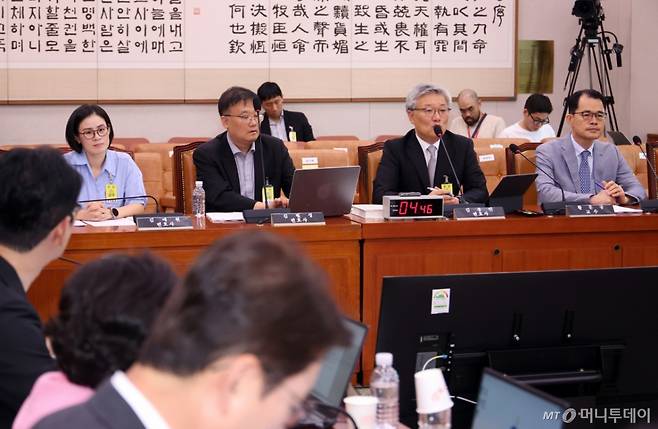 [서울=뉴시스] 김금보 기자 = 김종민(오른쪽 두번째) 변호사가 9일 서울 여의도 국회에서 열린 법제사법위원회 전체회의 '검찰개혁 4법(검찰청 폐지법, 공소청 설치법, 중대범죄수사청 설치법, 국가수사위원회법)' 관련 공청회에서 진술인 발언을 하고 있다. 2025.07.09. kgb@newsis.com /사진=김금보