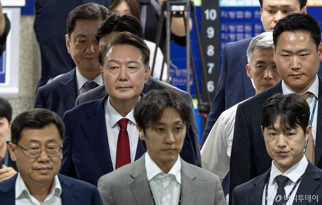 [서울=뉴시스] 사진공동취재단 = 윤석열 전 대통령이 9일 서울 서초구 서울중앙지법에서 열린 직권남용 등 혐의 영장실질심사(구속 전 피의자 심문)를 마친 뒤 대기 장소인 서울구치소로 이동하기 위해 법원을 나서고 있다.   12·3 비상계엄 사태의 '정점'으로 조은석 특별검사가 이끄는 내란 특검팀에 구속영장이 청구된 윤 전 대통령은 지난 1월 18일 내란우두머리 등 혐의 영장실질심사를 받은 지 172일 만에 재구속 기로에 서게 됐다. 2025.07.09. photo@newsis.com /사진=