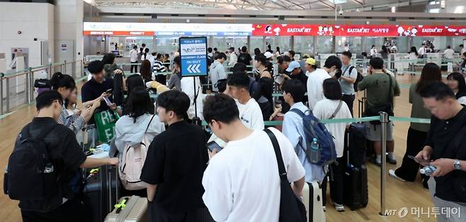 [인천공항=뉴시스] 김선웅 기자 = 7일 인천국제공항 제1여객터미널 출국장에서 여름 휴가철을 맞아 출국하는 여행객들이 출국 수속을 밟고 있다. 2025.07.07. mangusta@newsis.com /사진=김선웅