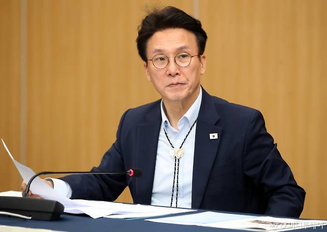 김민석 국무총리가 11일 오전 경북 경주화백컨벤션센터에서 열린 APEC 정상회의 준비상황 보고회에서 참석자 보고를 듣고 있다./사진=뉴스1