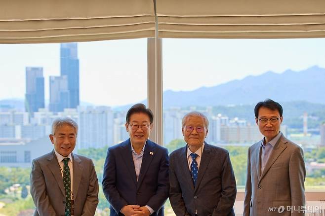 [서울=뉴시스] 이재명 대통령이 11일 서울 용산 대통령실에서 조갑제(왼쪽 세번째) 조갑제닷컴 대표, 정규재(왼쪽) 전 한국경제 주필과 오찬 회동을 하며 기념촬영을 하고 있다. 오른쪽은 이규연 홍보소통수석. (사진=대통령실 제공) 2025.07.11. photo@newsis.com  *재판매 및 DB 금지 /사진=최동준