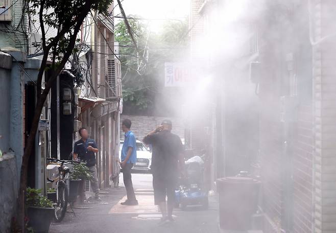 "여기가 그나마 좀 낫네". 사진은 지난 8일 서울 용산구 동자동 쪽방촌에서 주민들이 쿨링포그 아래에서 더위를 피하고 있는 모습.  /사진=뉴스1