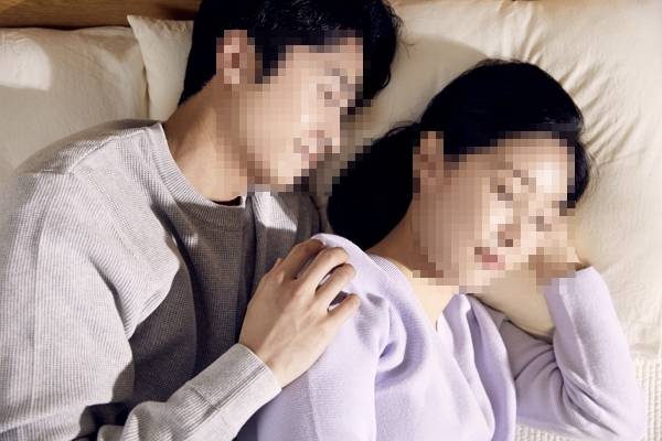 절친과 1박2일 가족여행을 떠났다가 남편이 친구 옆에서 자는 모습을 보고 충격받은 여성의 사연이 전해졌다. 사진은 기사의 이해를 돕기 위한 자료 사진. /사진=클립아트코리아
