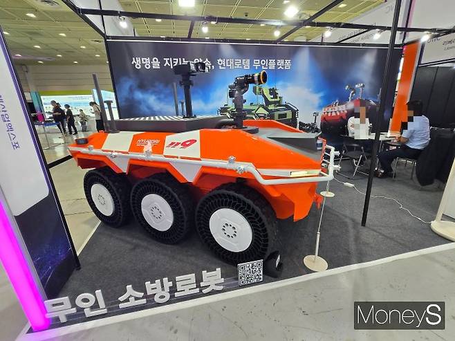 현대로템은 다목적 무인차량 'HR-셰르파'에 화재 진압 장비를 탑재한 무인 소방로봇을 선보였다. /사진=김이재 기자